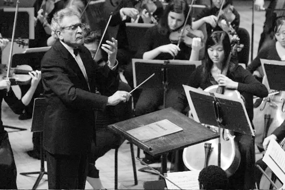 Victor Yampolsky conducting the orchestra