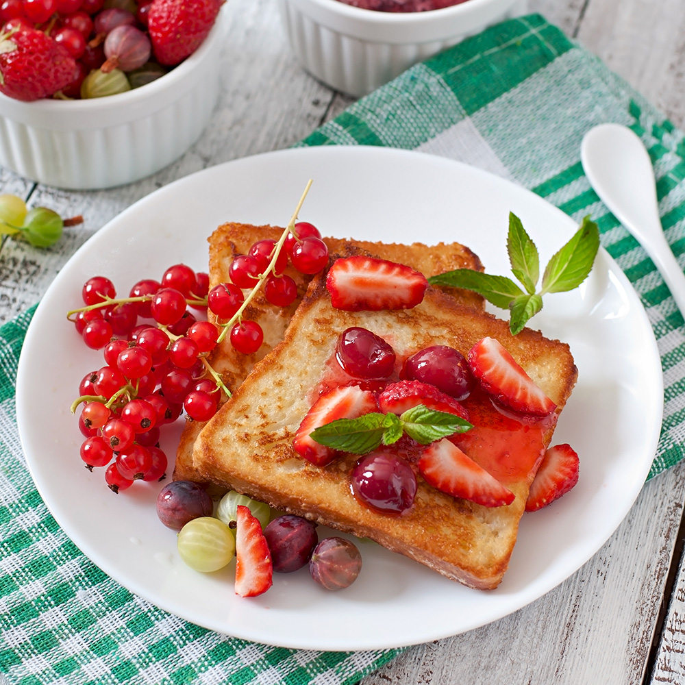 French toast with berries